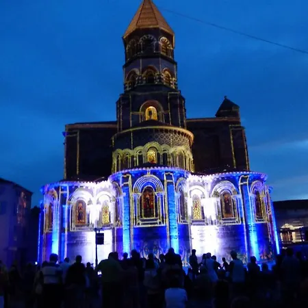 Dans - 25 M² Avec Terrasse Et Parking * Brioude