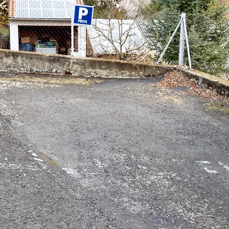 Dans - 25 M² Avec Terrasse Et Parking * 布里尤德